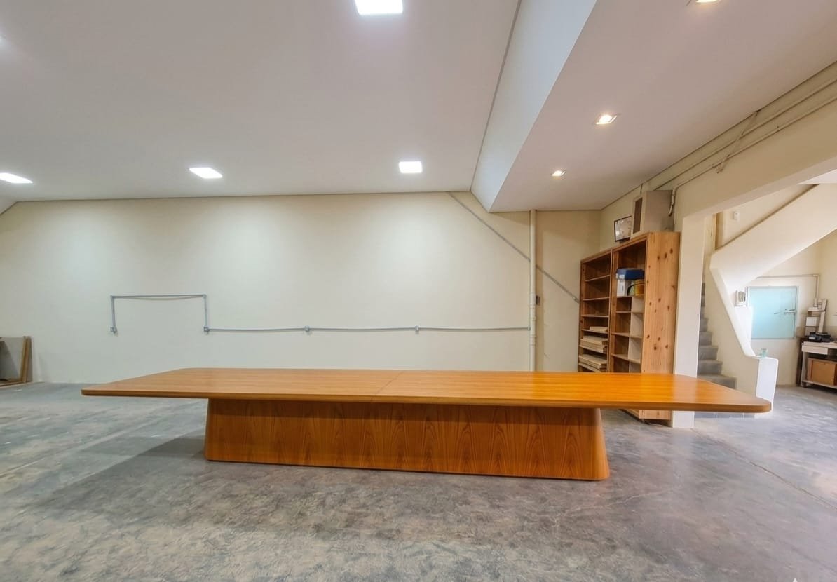 Mesa de reunião corporativa Novais em madeira com base escultural