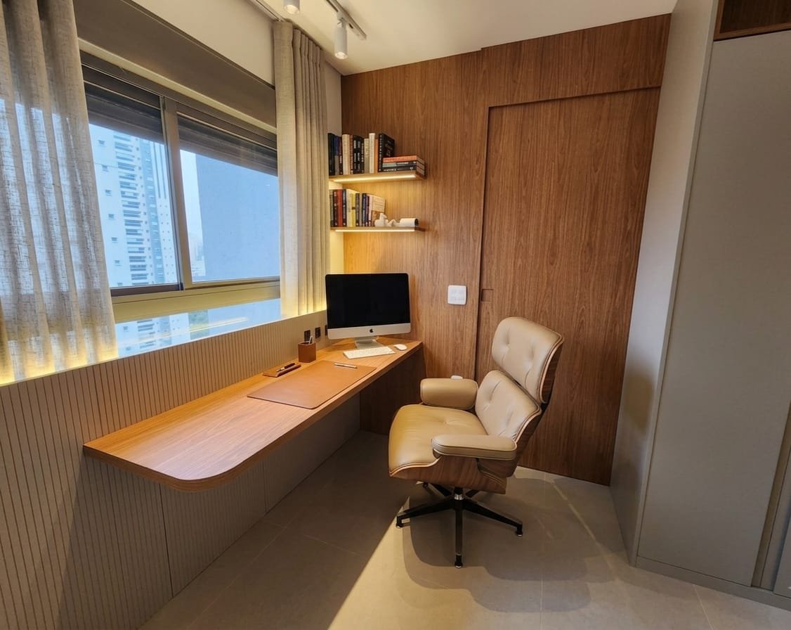 Home office Novais com bancada em madeira, prateleiras e painel amadeirado