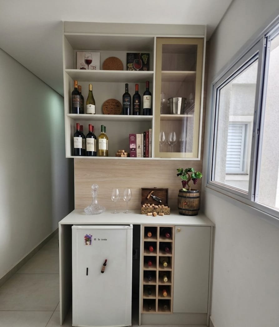Adega Novais com porta-garrafas, frigobar embutido e nichos para taças
